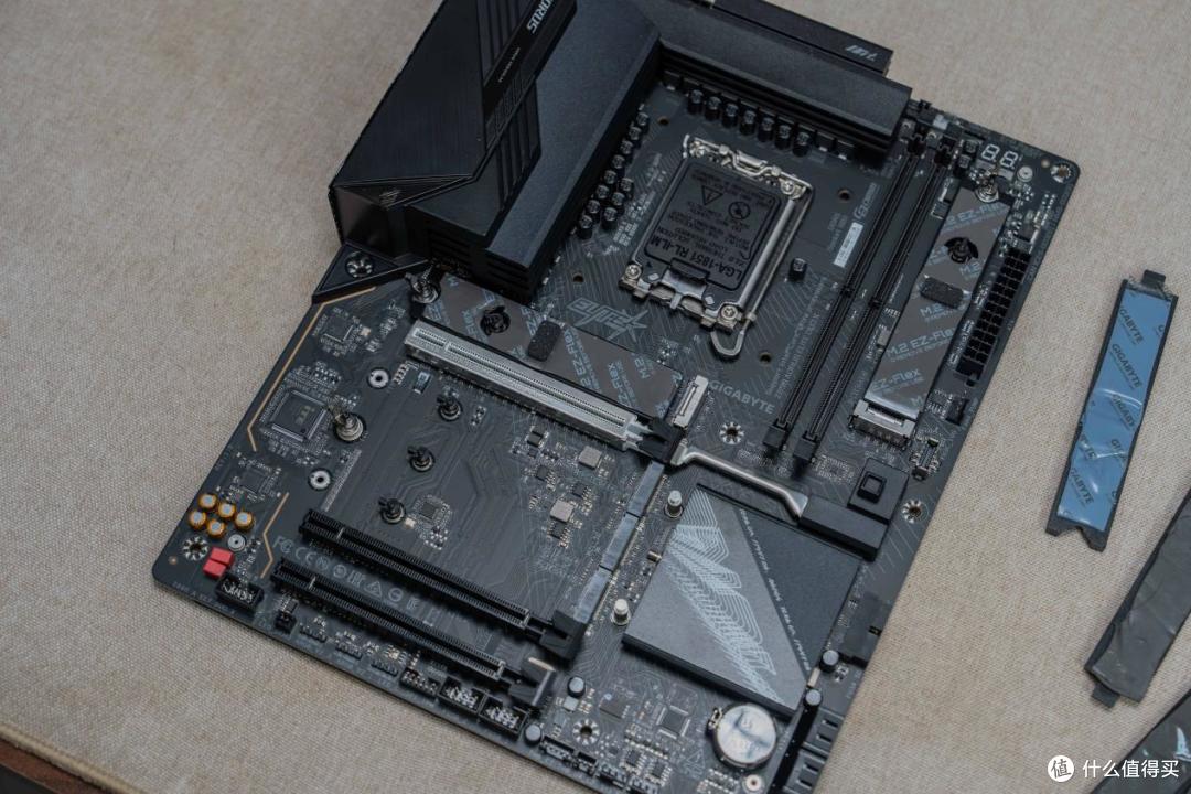 只插一根DDR5,游戏帧数差多少?技嘉Z890小雕DUO X实测
