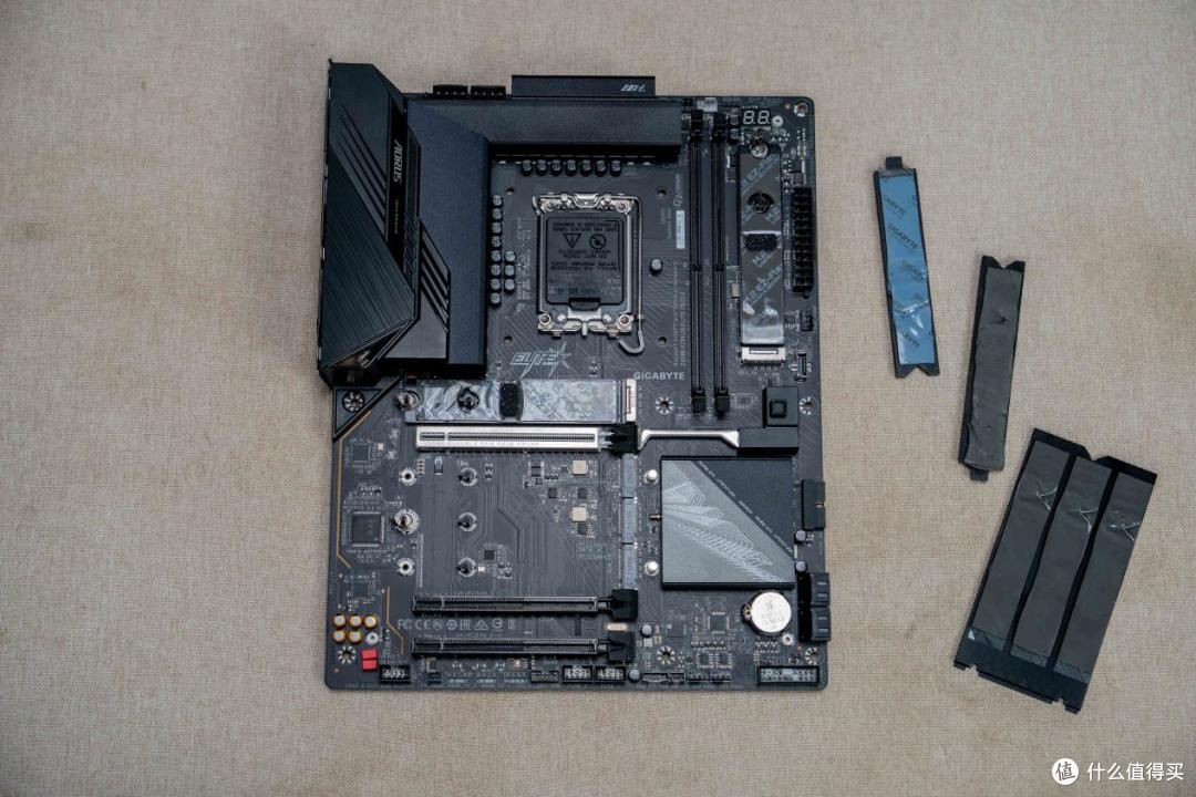 只插一根DDR5,游戏帧数差多少?技嘉Z890小雕DUO X实测