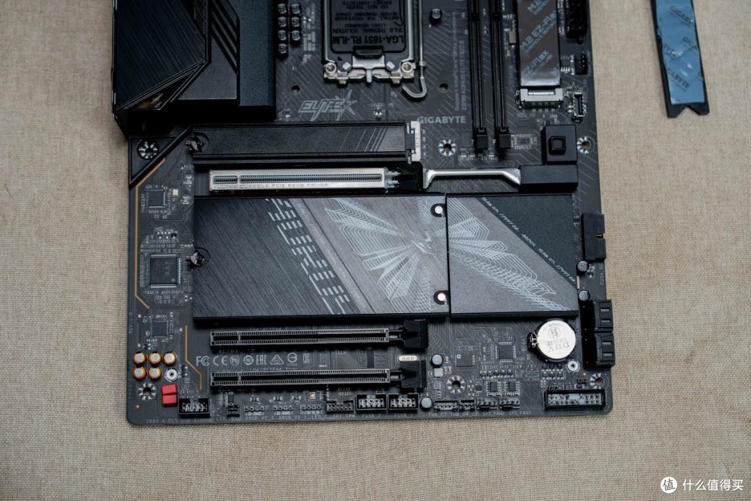 只插一根DDR5,游戏帧数差多少?技嘉Z890小雕DUO X实测