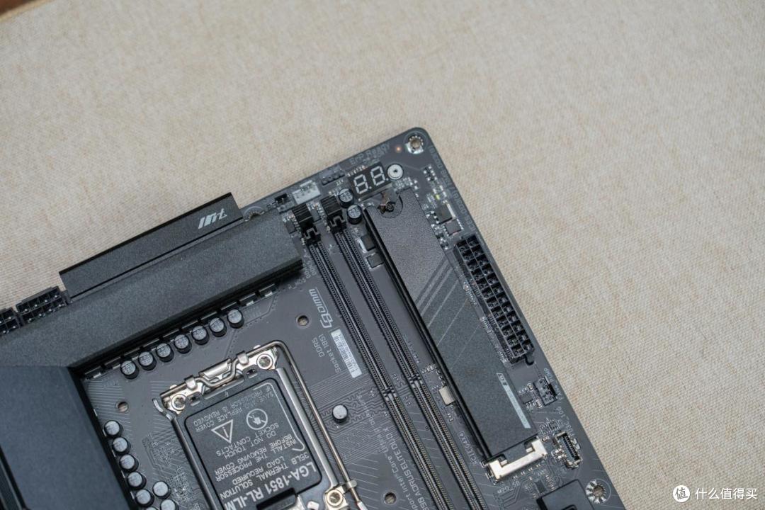 只插一根DDR5,游戏帧数差多少?技嘉Z890小雕DUO X实测