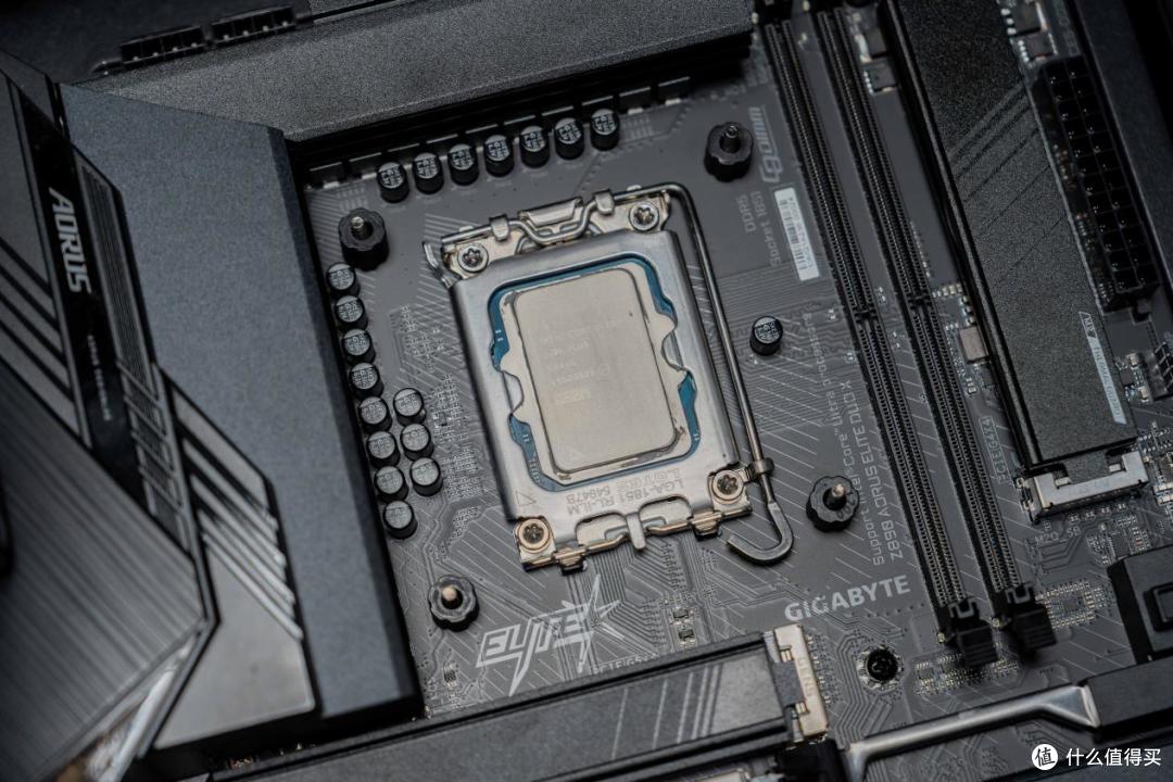 只插一根DDR5,游戏帧数差多少?技嘉Z890小雕DUO X实测
