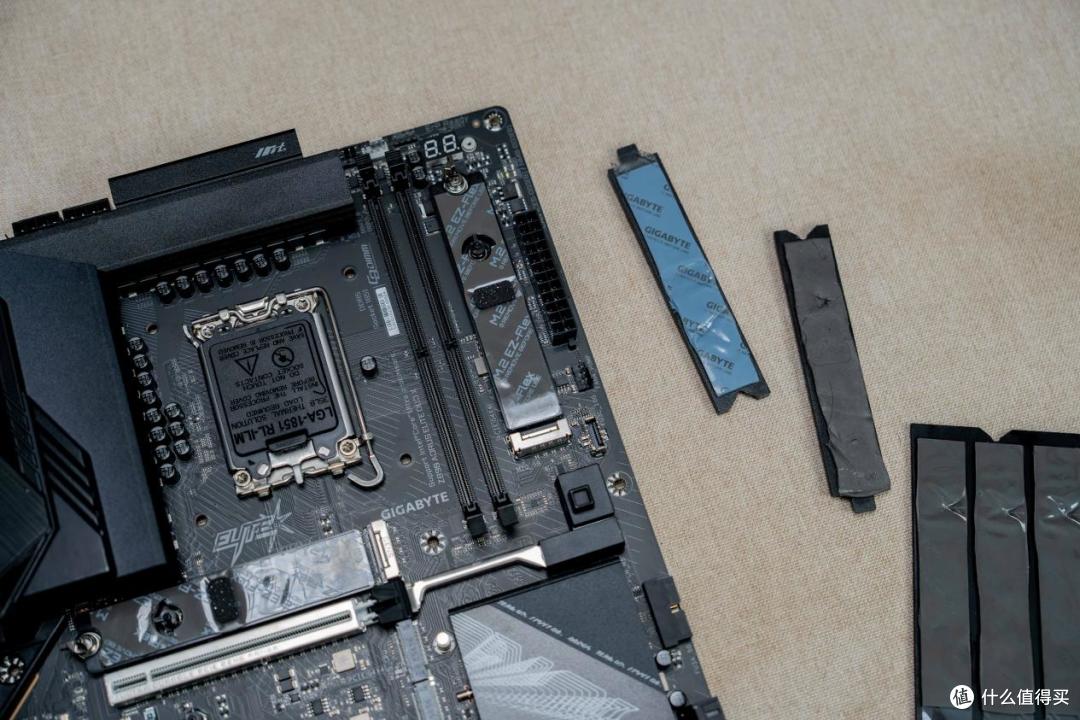只插一根DDR5,游戏帧数差多少?技嘉Z890小雕DUO X实测