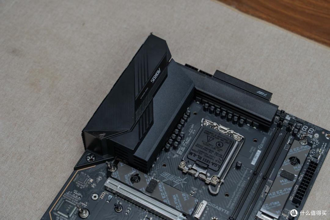 只插一根DDR5,游戏帧数差多少?技嘉Z890小雕DUO X实测