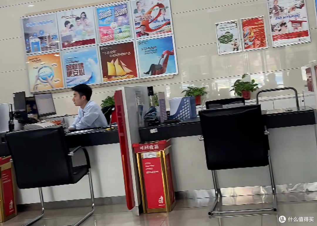 现在去银行办一张银行卡有多难？