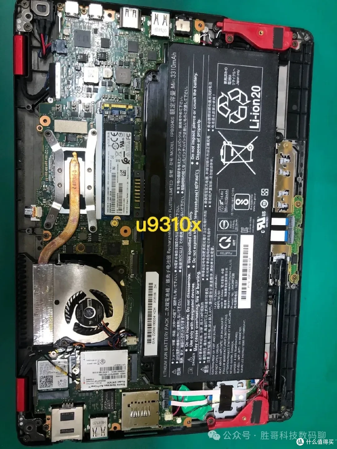 富士通 U9310X 笔记本内部全貌：主板、电池、M.2 硬盘与散热布局