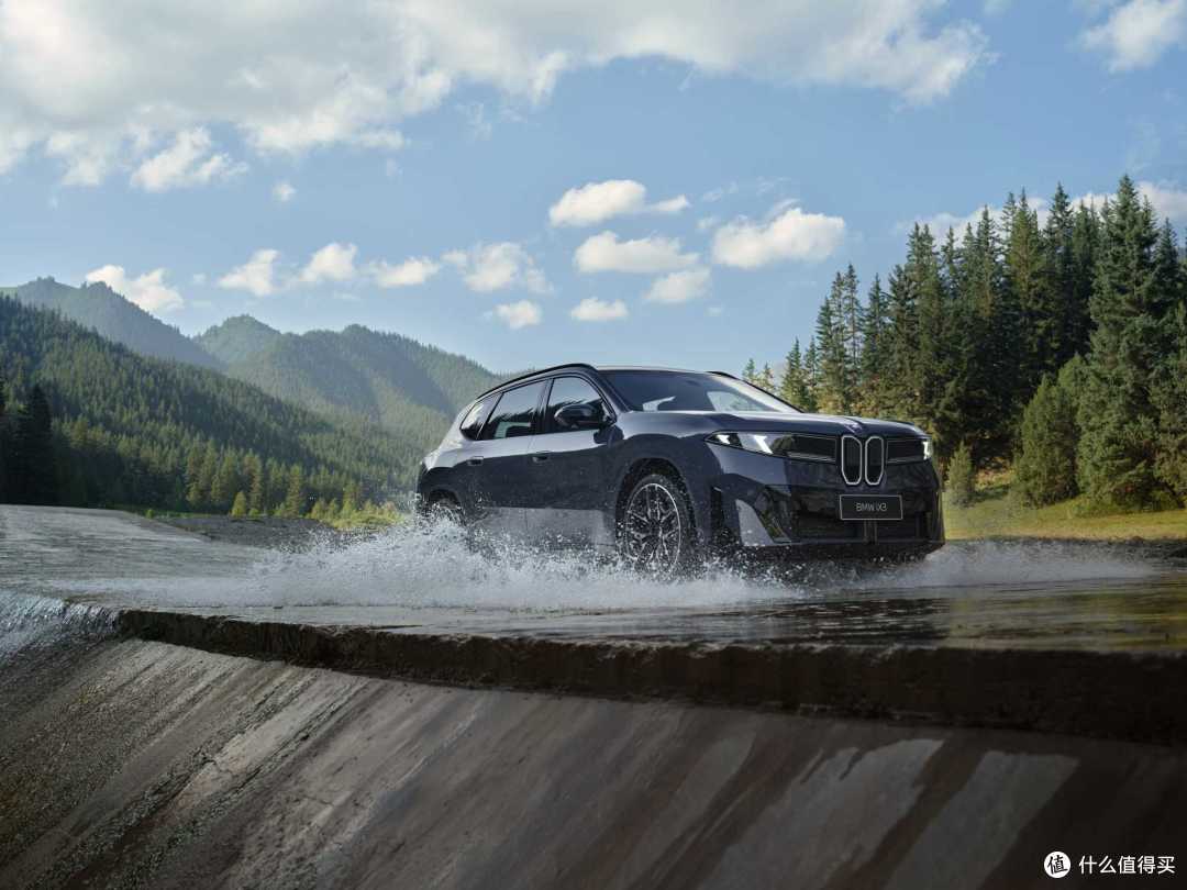 新世代BMW iX3涉水行驶