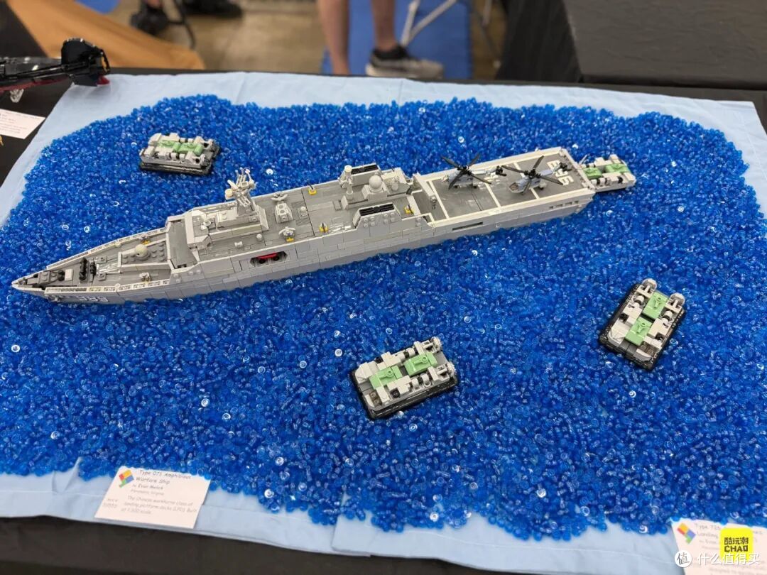 图注｜Evan Melick 的《Type 071 Amphibious Warfare Ship》，按 1 比 300 表现 071 型船坞登陆舰。