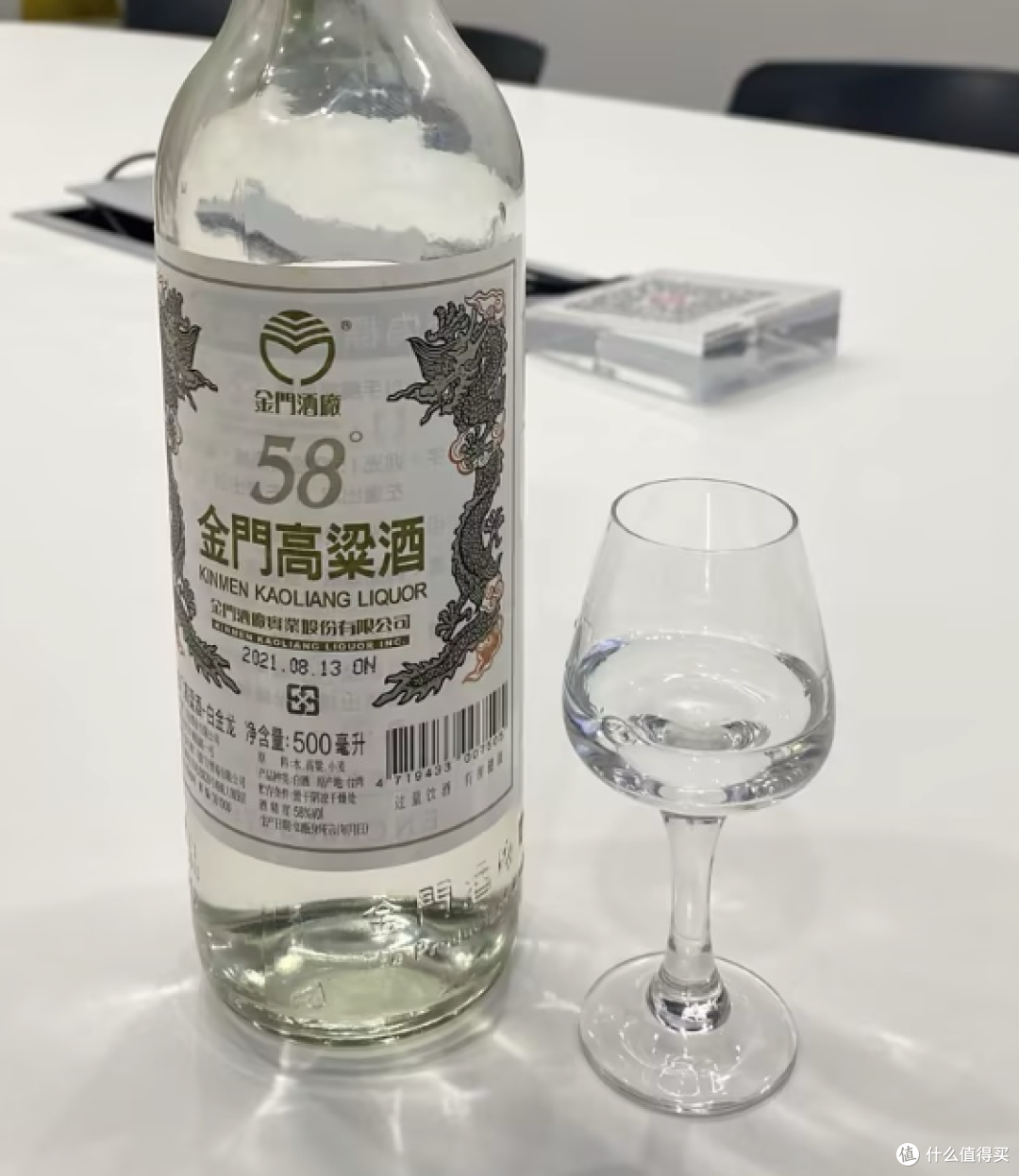 值酒实验室测评:一个香得满,一个烈得净:叙府白盖 VS 金门白金龙,差别比想象中大