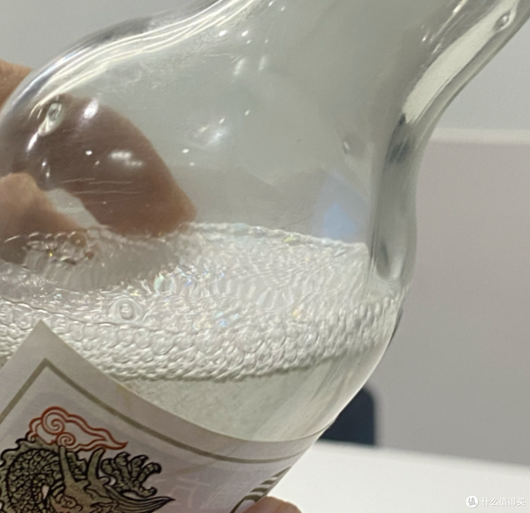 值酒实验室测评:一个香得满,一个烈得净:叙府白盖 VS 金门白金龙,差别比想象中大