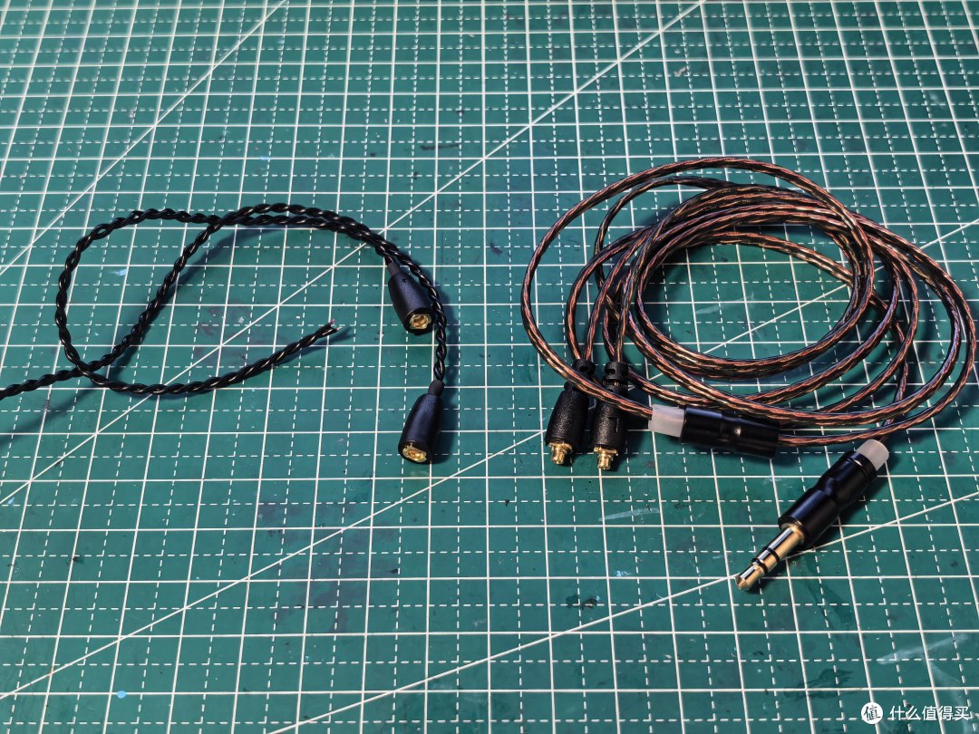 左侧MMCX母座，右侧TPU 3.5mm耳机线