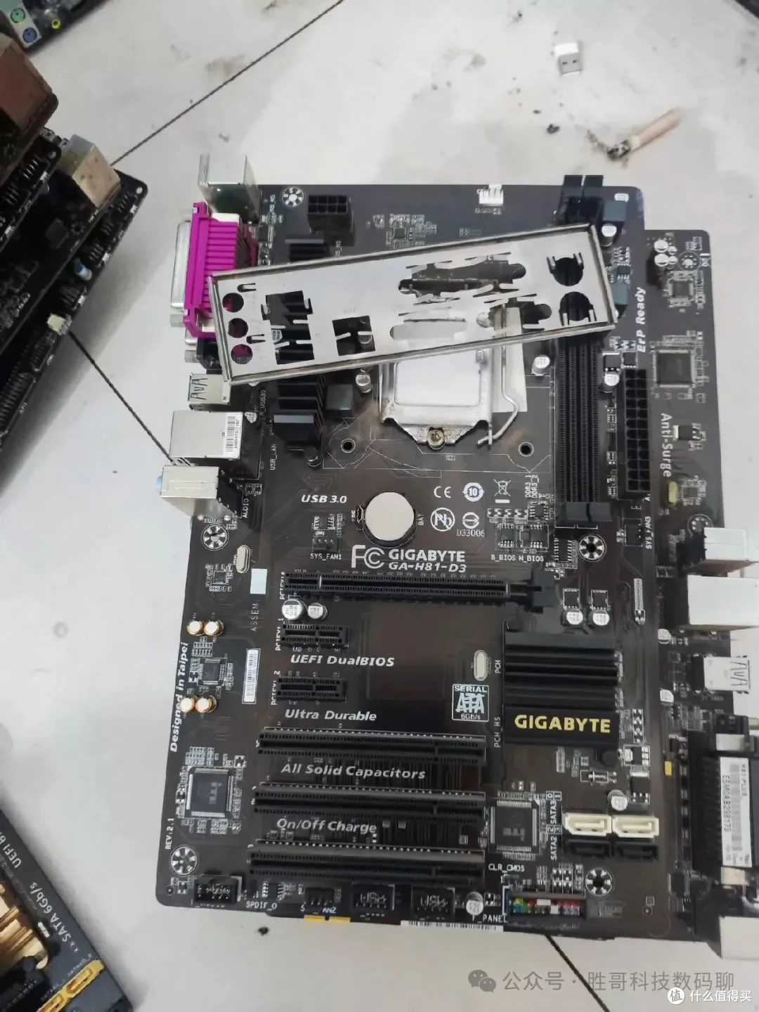 技嘉 GA-H81-D3 主板实拍，注意看电容和 SATA 口