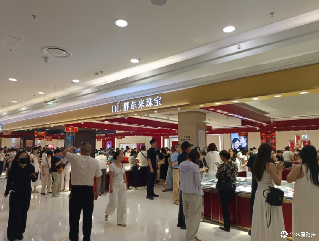 买玉怕被坑才去胖东来,结果号被黄牛卖500一个?胖东来买衣服买首饰,到底值不值专程跑一趟?