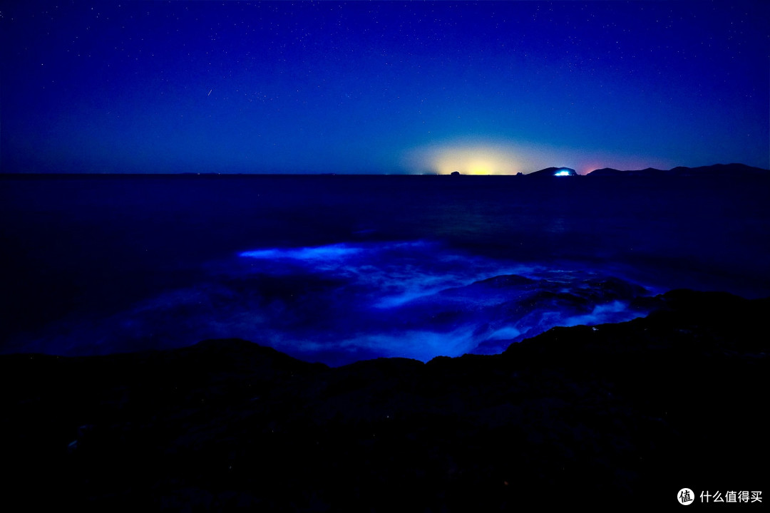 夜里浪线发蓝光