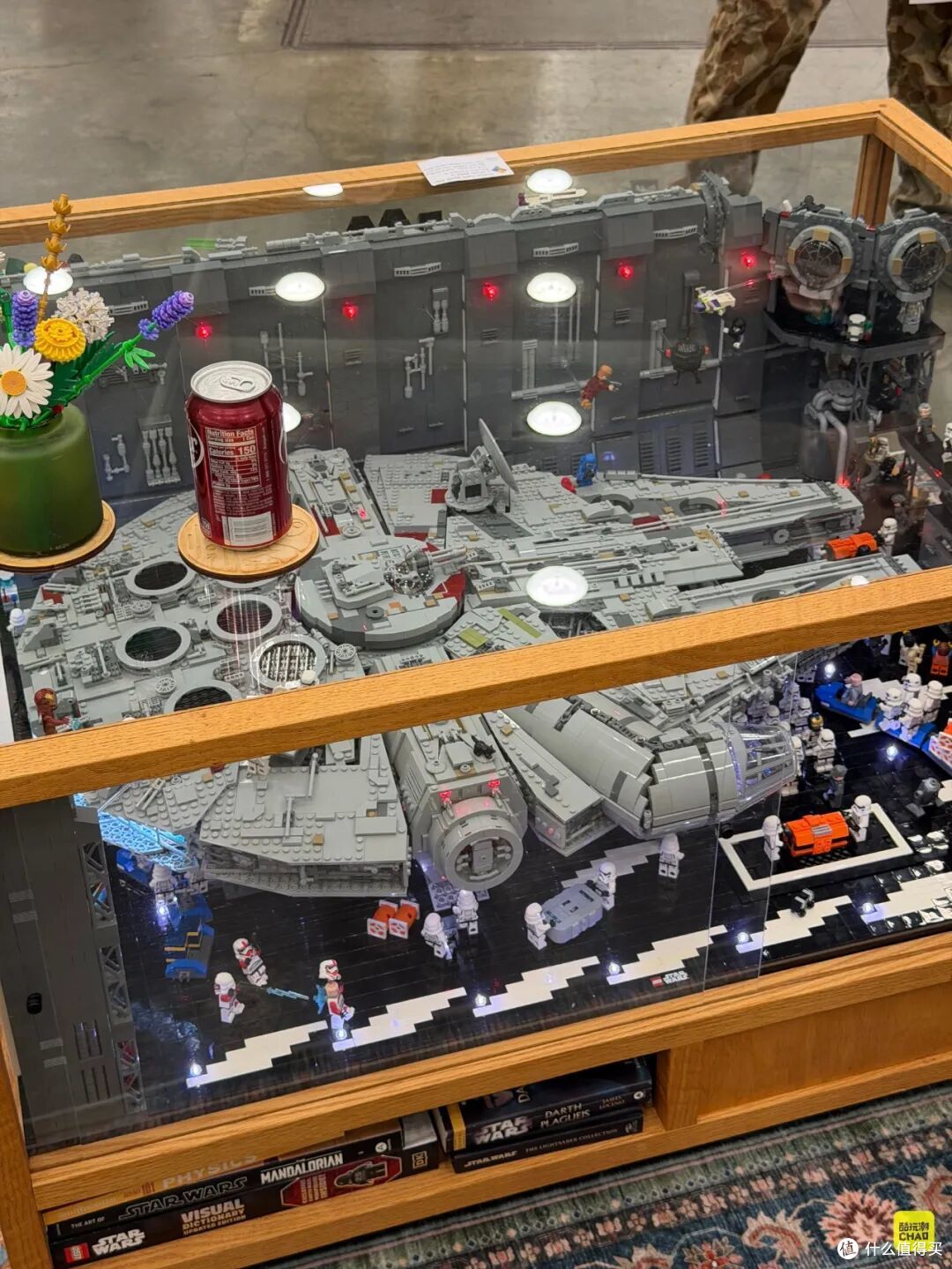 图注｜《Coffee Table Millennium Falcon》，局部。