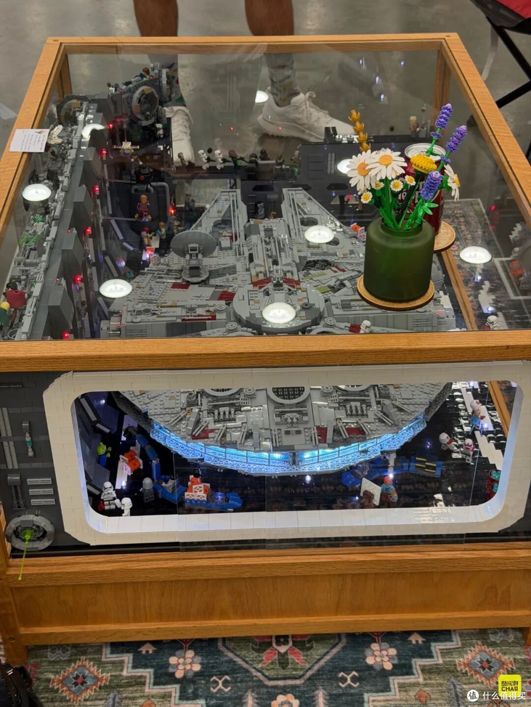 图注｜Jeremy Mehta 的《Coffee Table Millennium Falcon》，把 327 号停机坪与千年隼号装进一张可使用的咖啡桌。