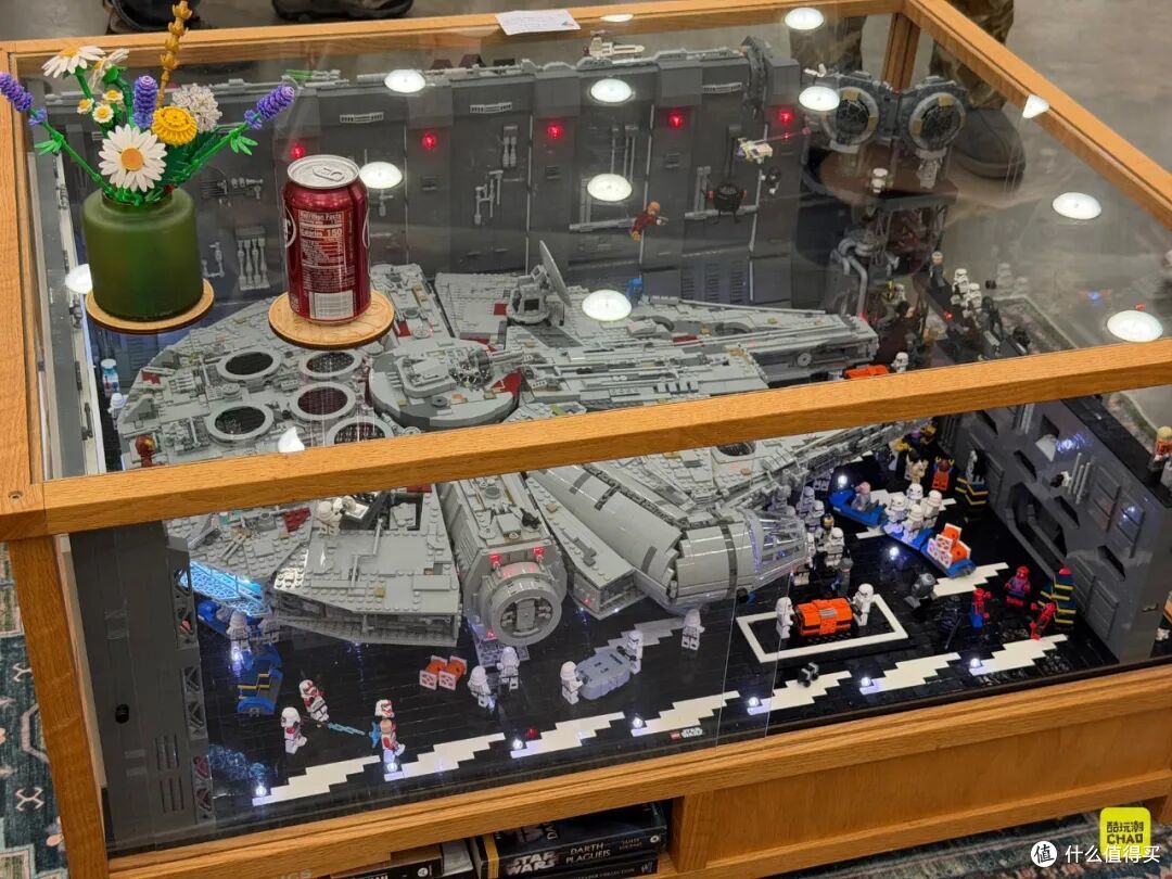 图注｜《Coffee Table Millennium Falcon》，另一角度。