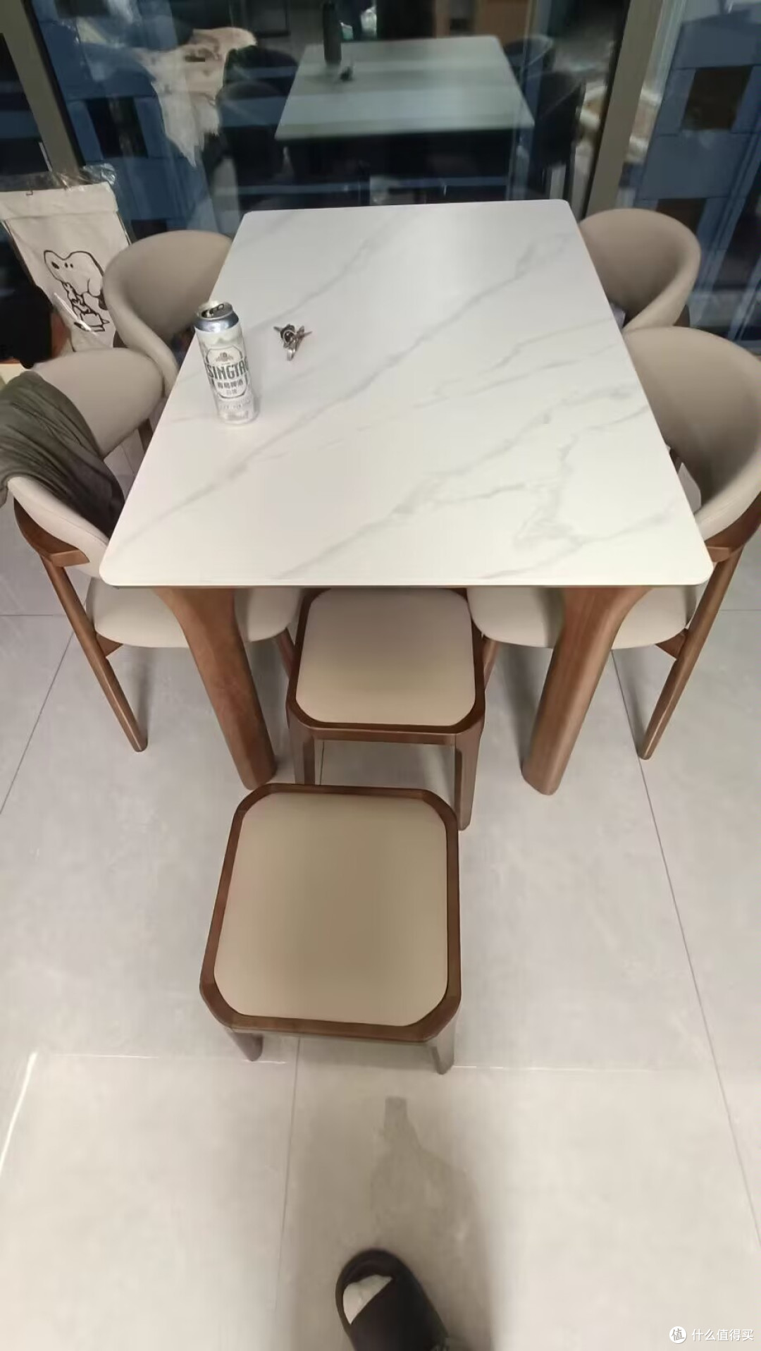 原木奶白餐桌,轻量化设计便于移动,利用率更高!