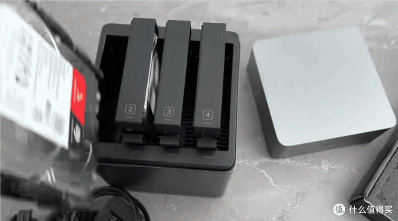 一个人生活,为什么我反而更需要 NAS?——绿联 DH4300 Plus
