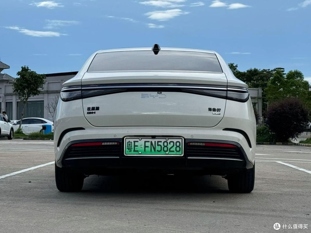 驶向远方的“海豹”：一辆让全家人都点头的混动轿车