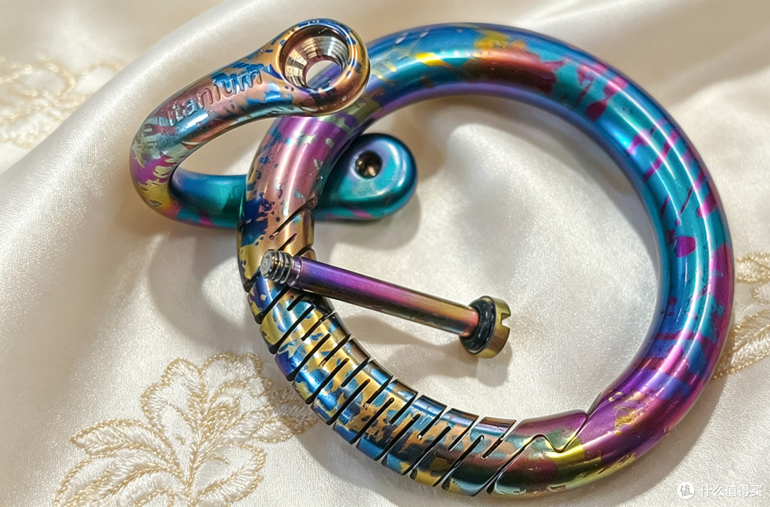把彩虹套在手上,费戈彩钛钥匙扣,EDC的颜值毒物