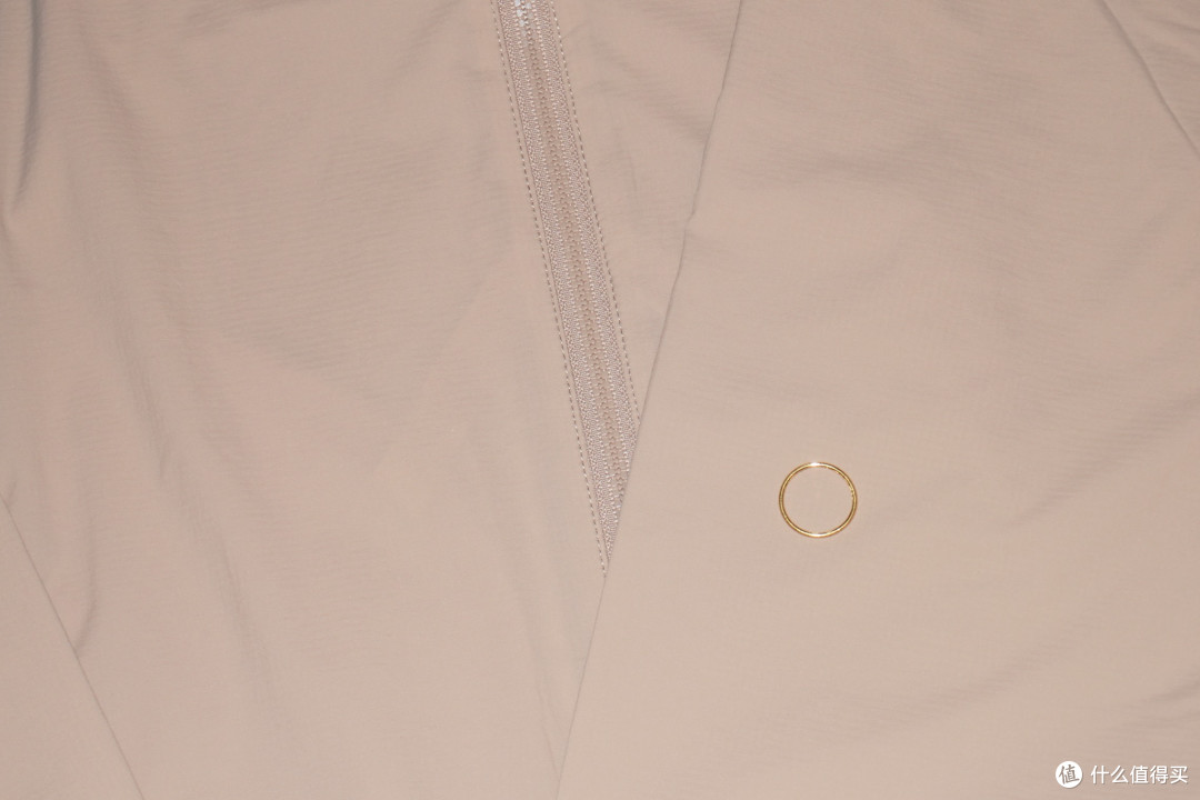 秋天买衣服，别急着买厚的：真正难穿的是一天有四种温度
