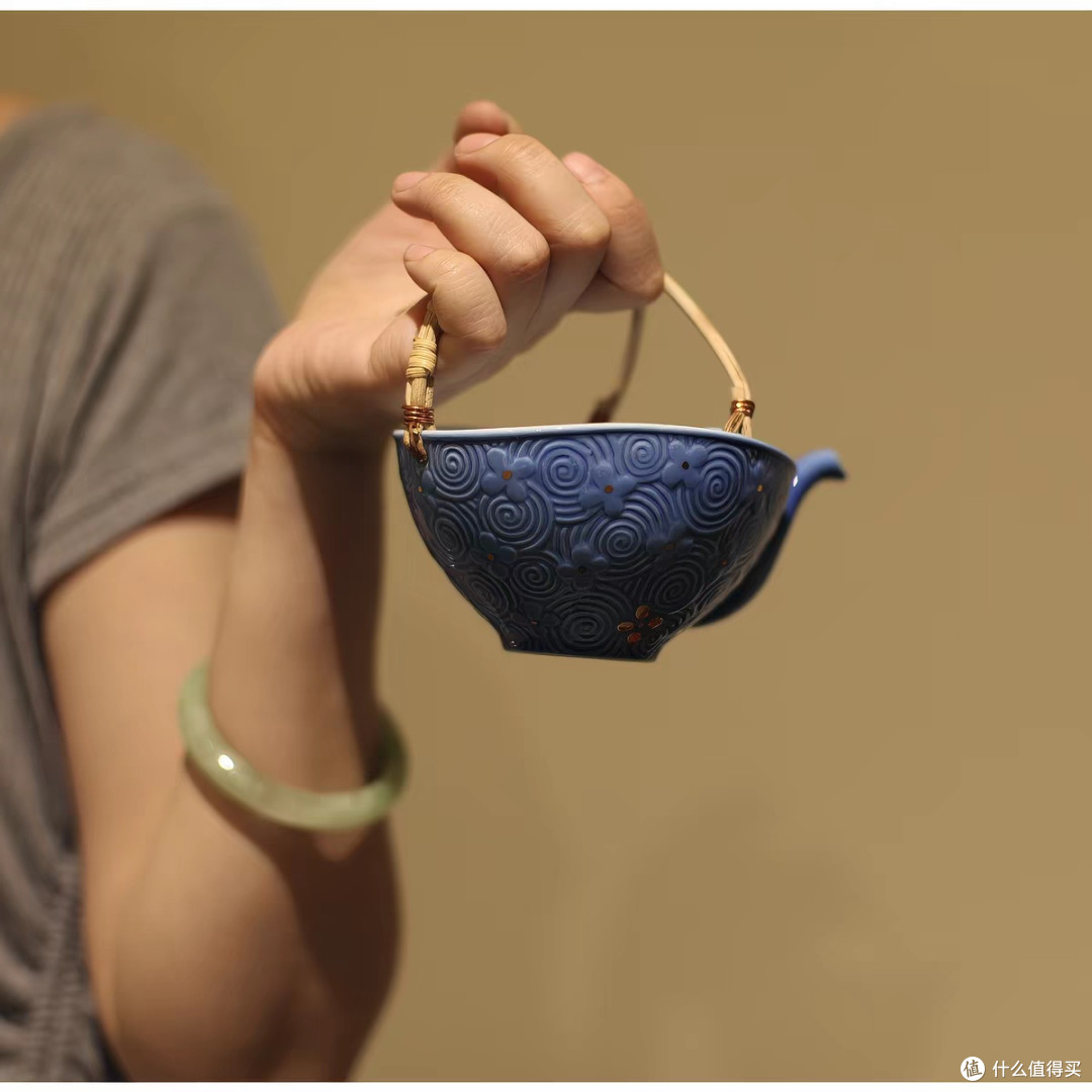 洒蓝提梁公道杯：简约素雅