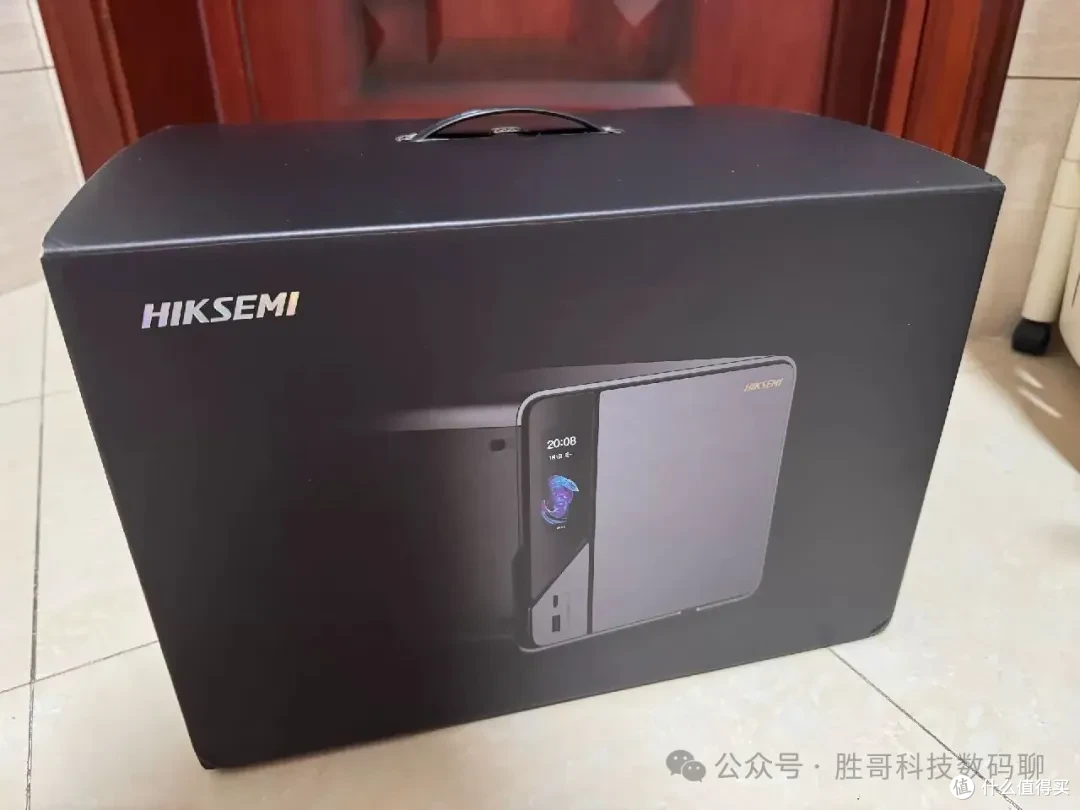 海康威视R1整机：HIKSEMI外包装+正面2.86寸触控屏+侧透机身