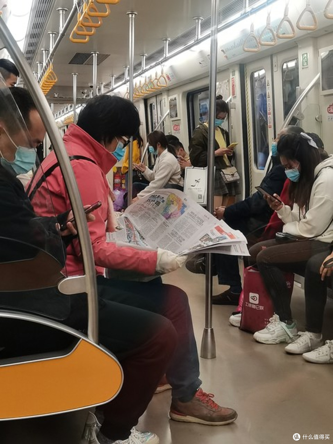 早高峰地铁语音外放太尴尬!脖子上千元HiFi大耳,竟成累赘?