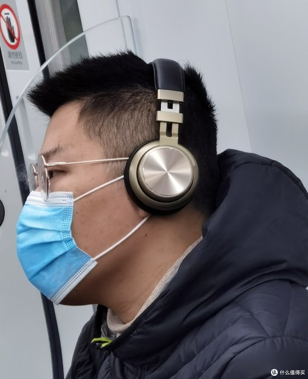 早高峰地铁语音外放太尴尬!脖子上千元HiFi大耳,竟成累赘?