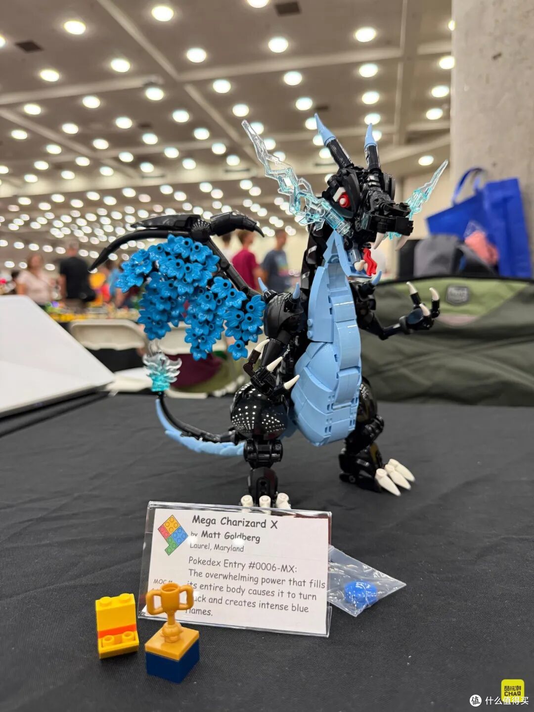 图注｜Matt Goldberg 的《Mega Charizard X》，把超级喷火龙 X 作为独立角色雕塑撑起。