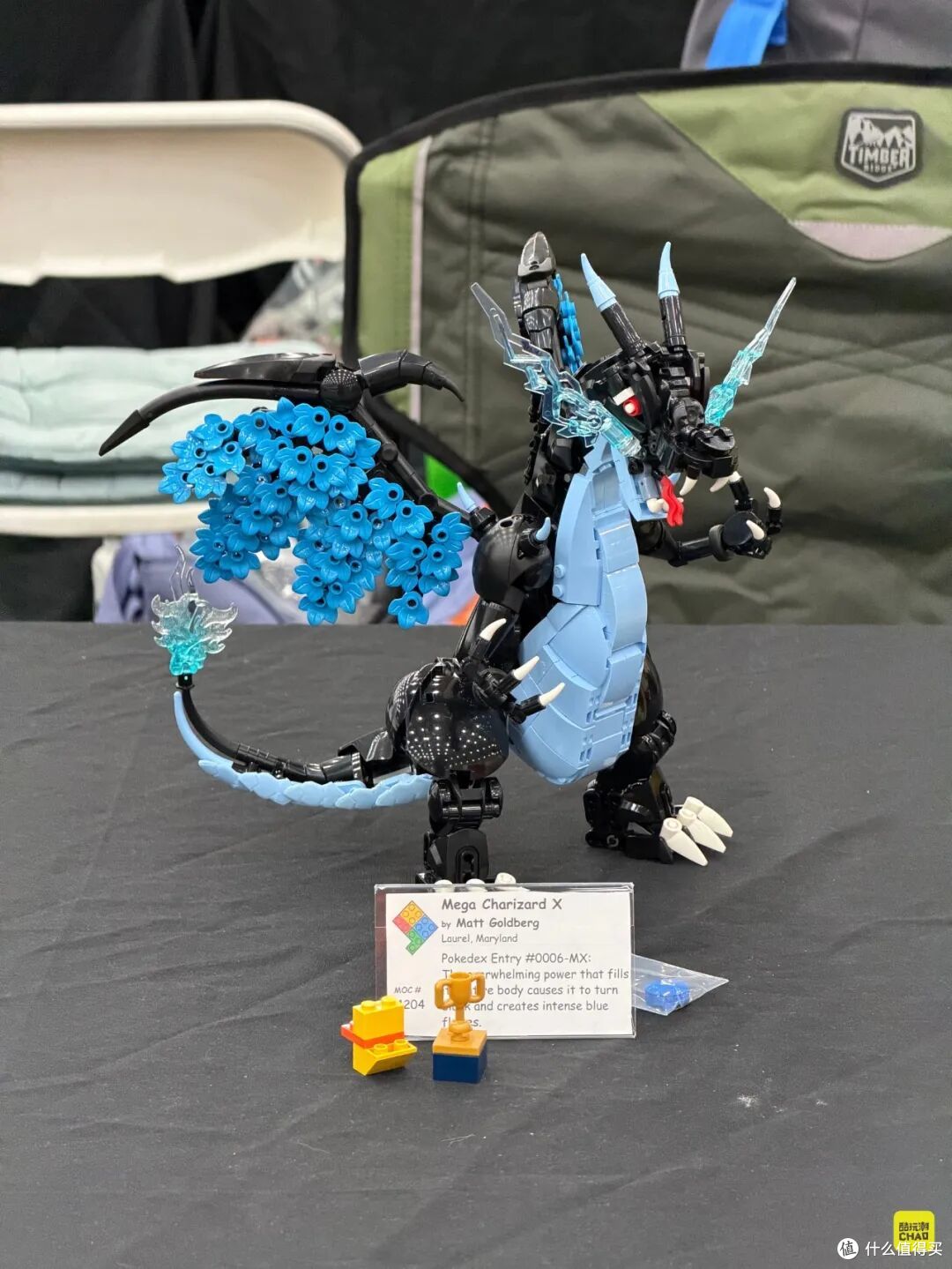 图注｜《Mega Charizard X》，另一角度。