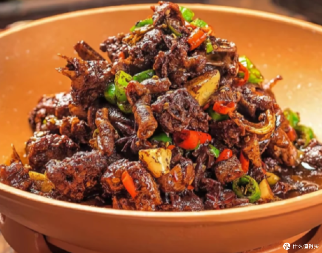 永州血鸭把控翻炒火候,鸭血裹满鸭肉锁住浓郁风味
