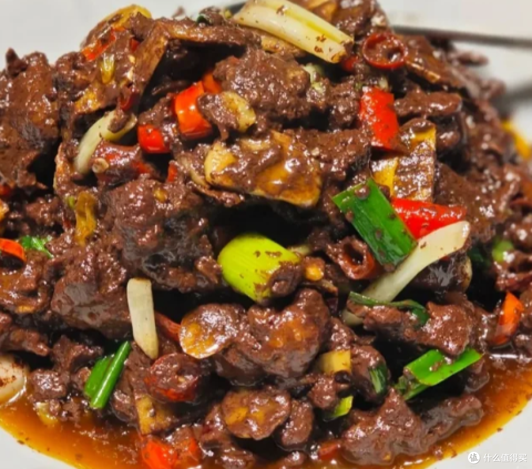 永州血鸭把控翻炒火候,鸭血裹满鸭肉锁住浓郁风味
