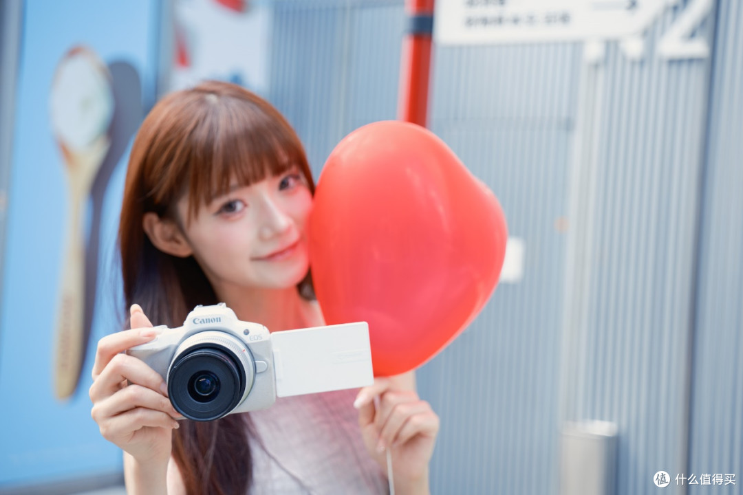 上手佳能 EOS R50:直出能打颜值在线,入门人像的省心之选
