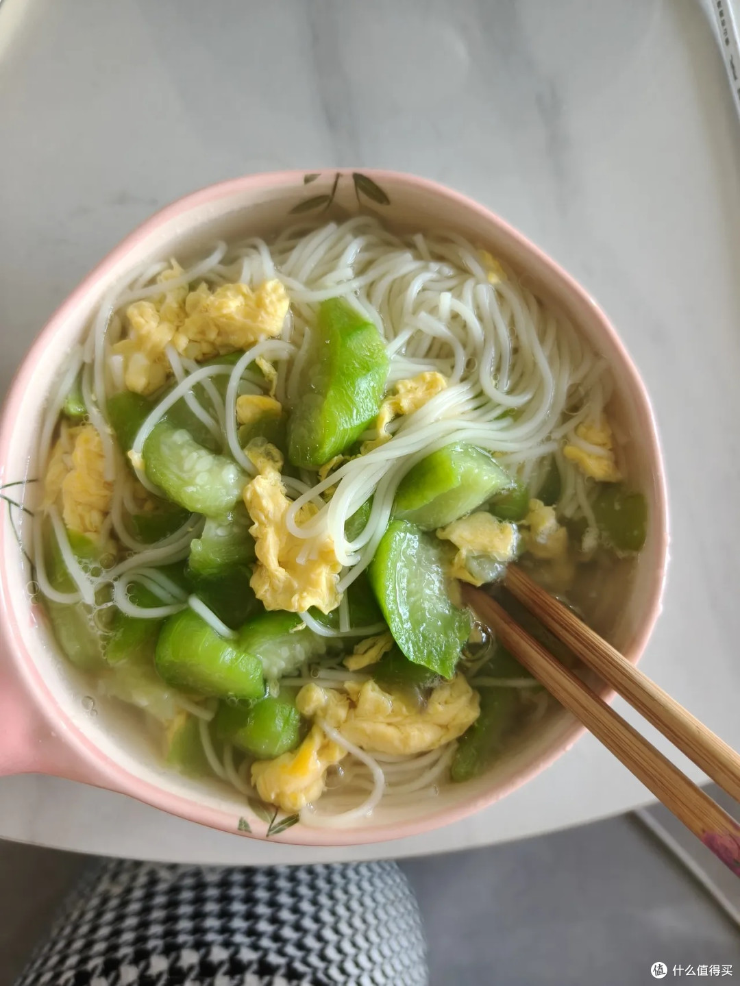 清淡早餐：白水煮面与鱼丸