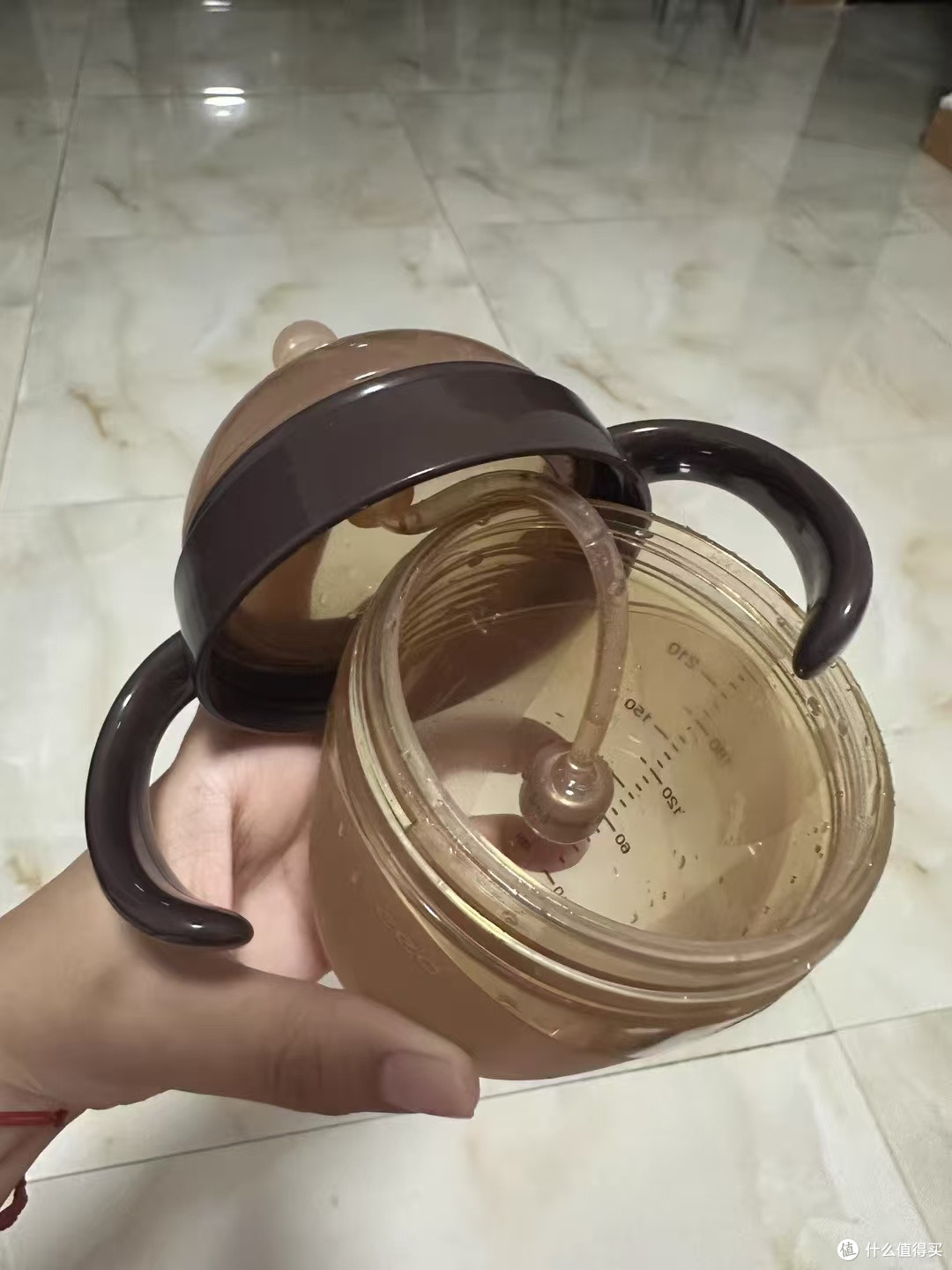 娃摔了几十次都没坏！这款耐造奶瓶我能用到娃上小学