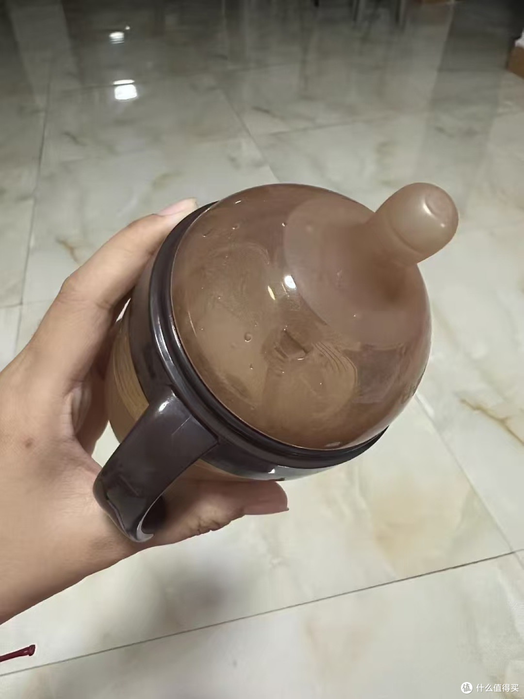 娃摔了几十次都没坏！这款耐造奶瓶我能用到娃上小学