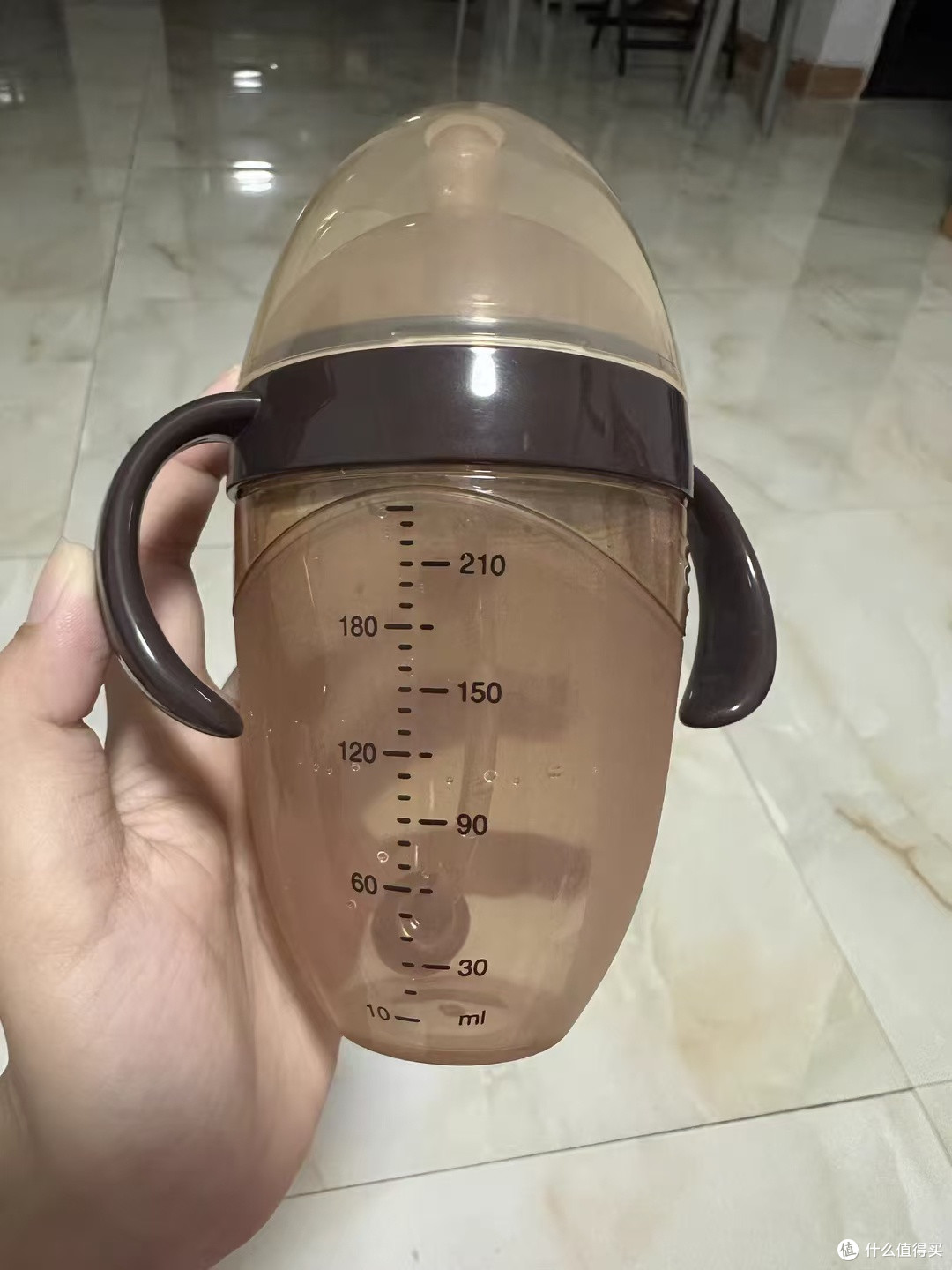 娃摔了几十次都没坏！这款耐造奶瓶我能用到娃上小学