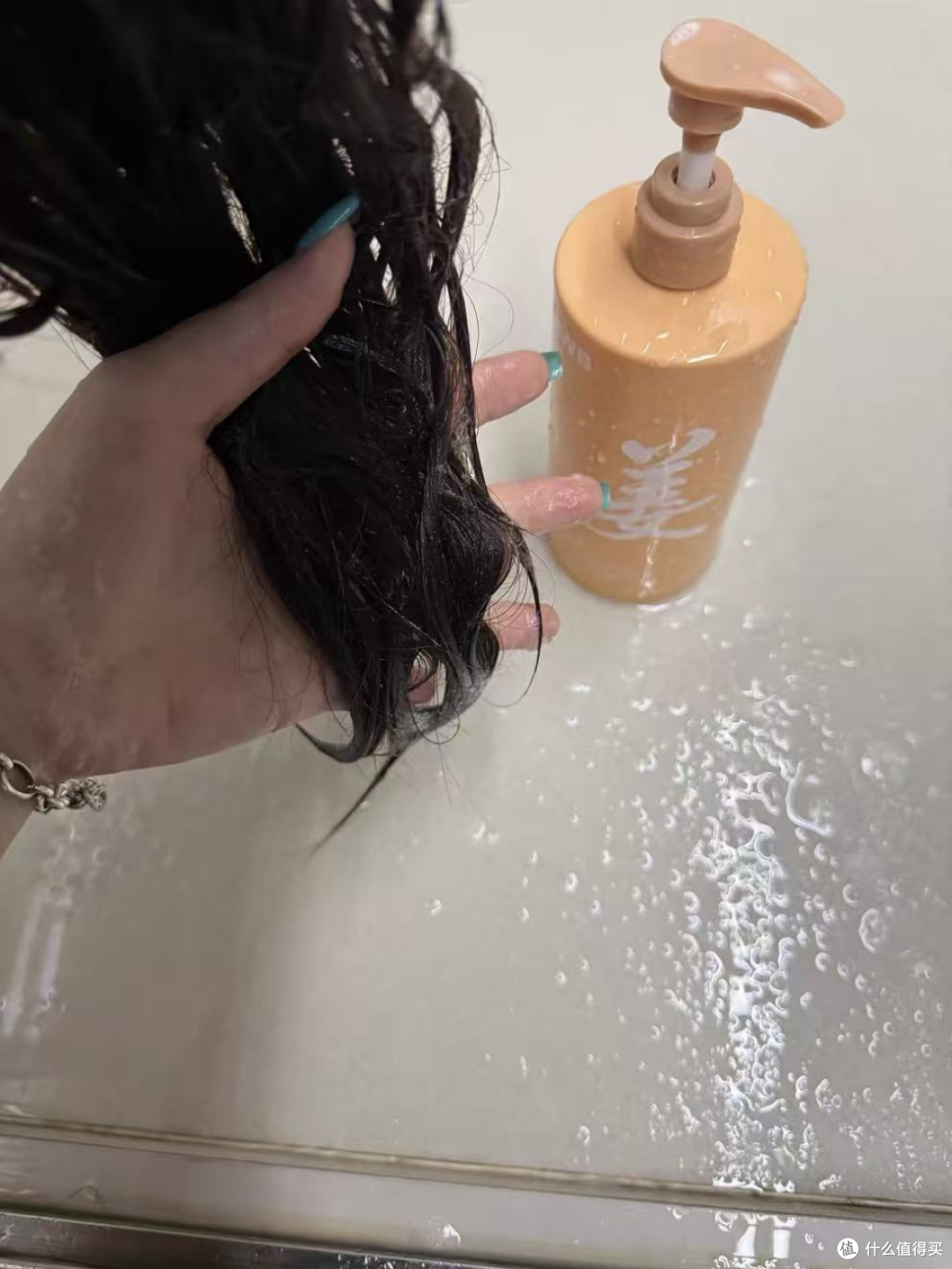 刘海一塌就出油:女生控油洗发水要清爽,也要留住发尾手感