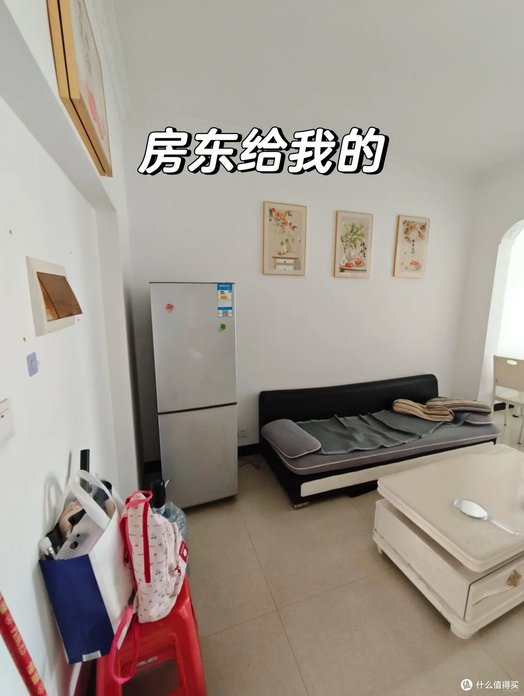 出租屋客厅改造攻略,百元预算奶油中古风,遮丑扩容全避坑