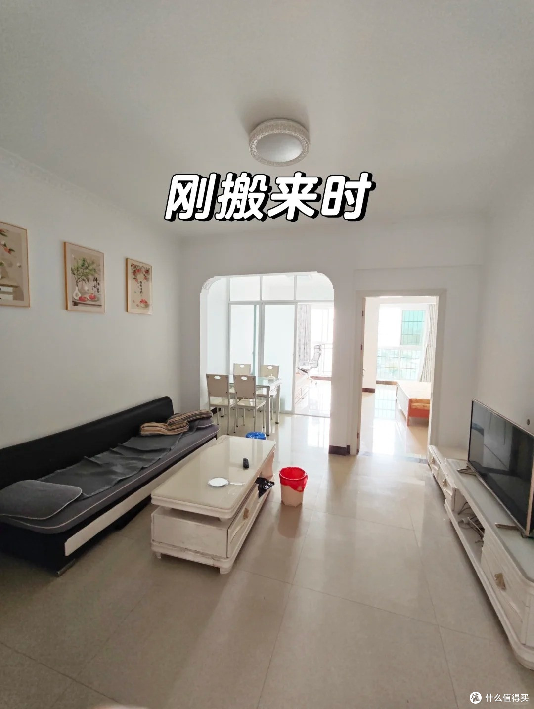 出租屋客厅改造攻略,百元预算奶油中古风,遮丑扩容全避坑