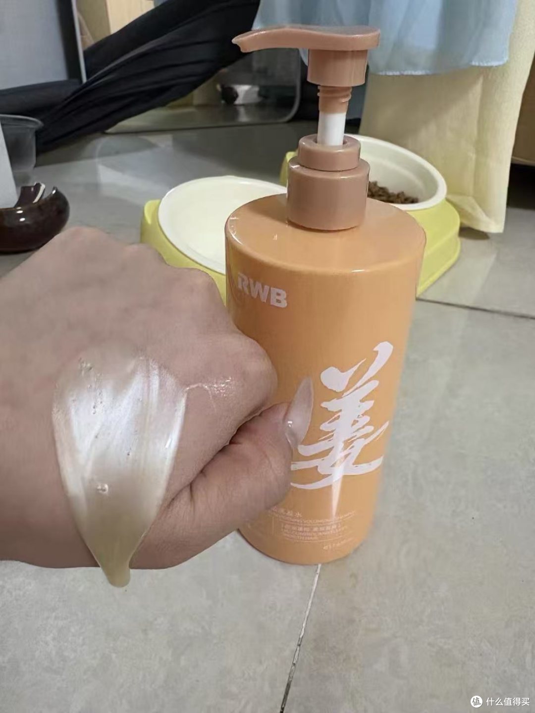 女士头屑尴尬期,止痒和顺感比单纯洗净更实在,再给头皮一点缓冲