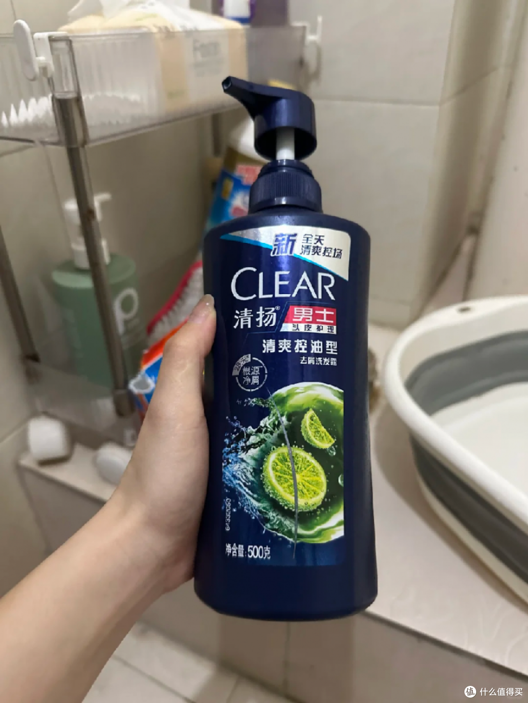 落屑到绝望？坚持两星期用对洗发水，肩头干干净净没白屑了