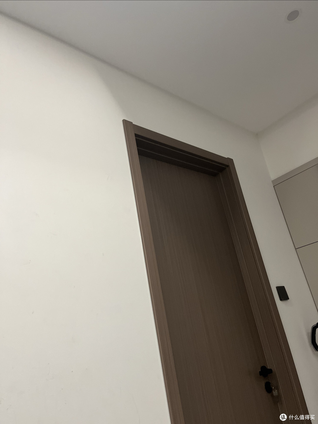 小户型改造:浅色系与多功能家具