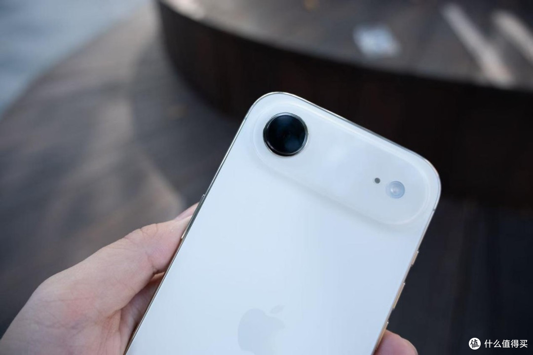 iPhone Air跌破5000元，已比iPhone 17便宜！但只有单摄，选谁？