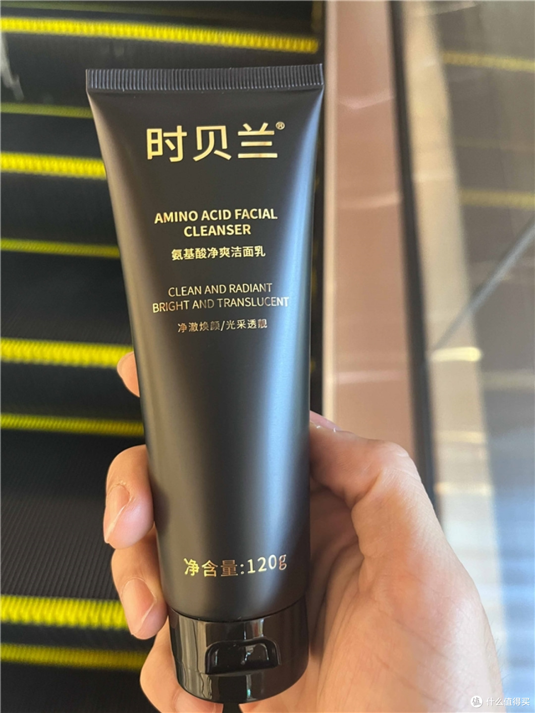 脸颊长斑又暗沉的上班族，美白淡斑洗面奶这样选，提亮肤色更明显