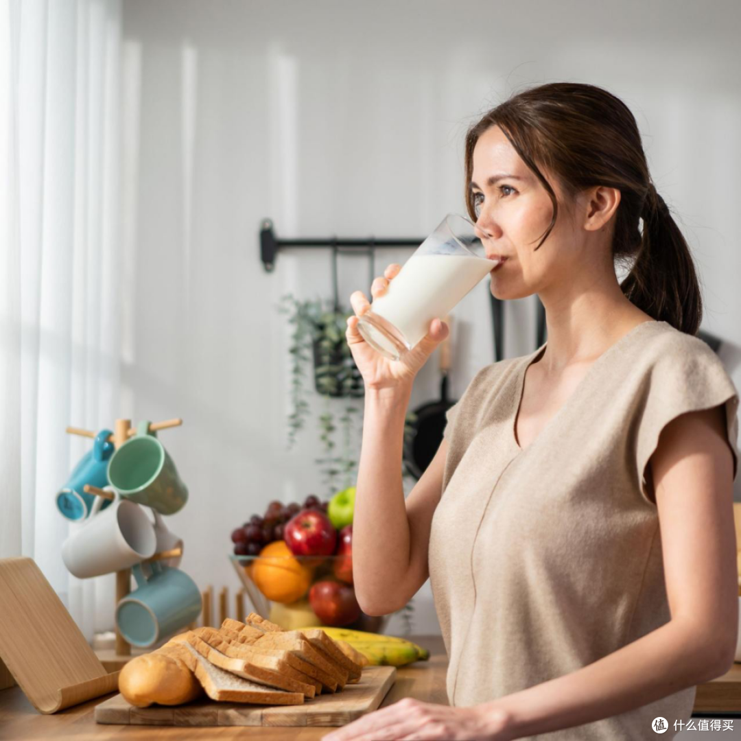 轻熟龄通勤女生挑女士专用奶粉:口味、气味和高钙别分开看