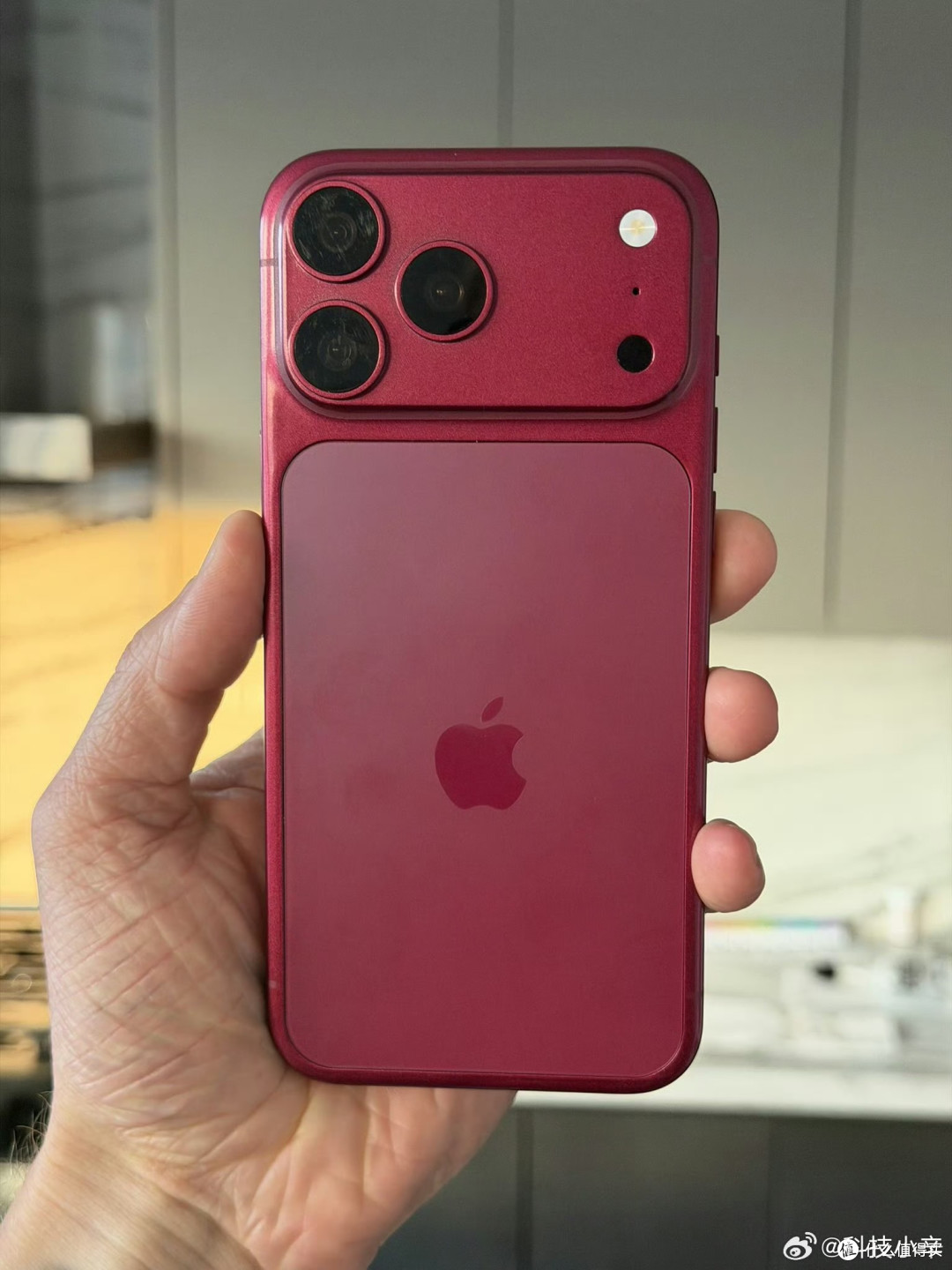 iPhone18Pro灵动岛缩小35%?预测起售价直接破万