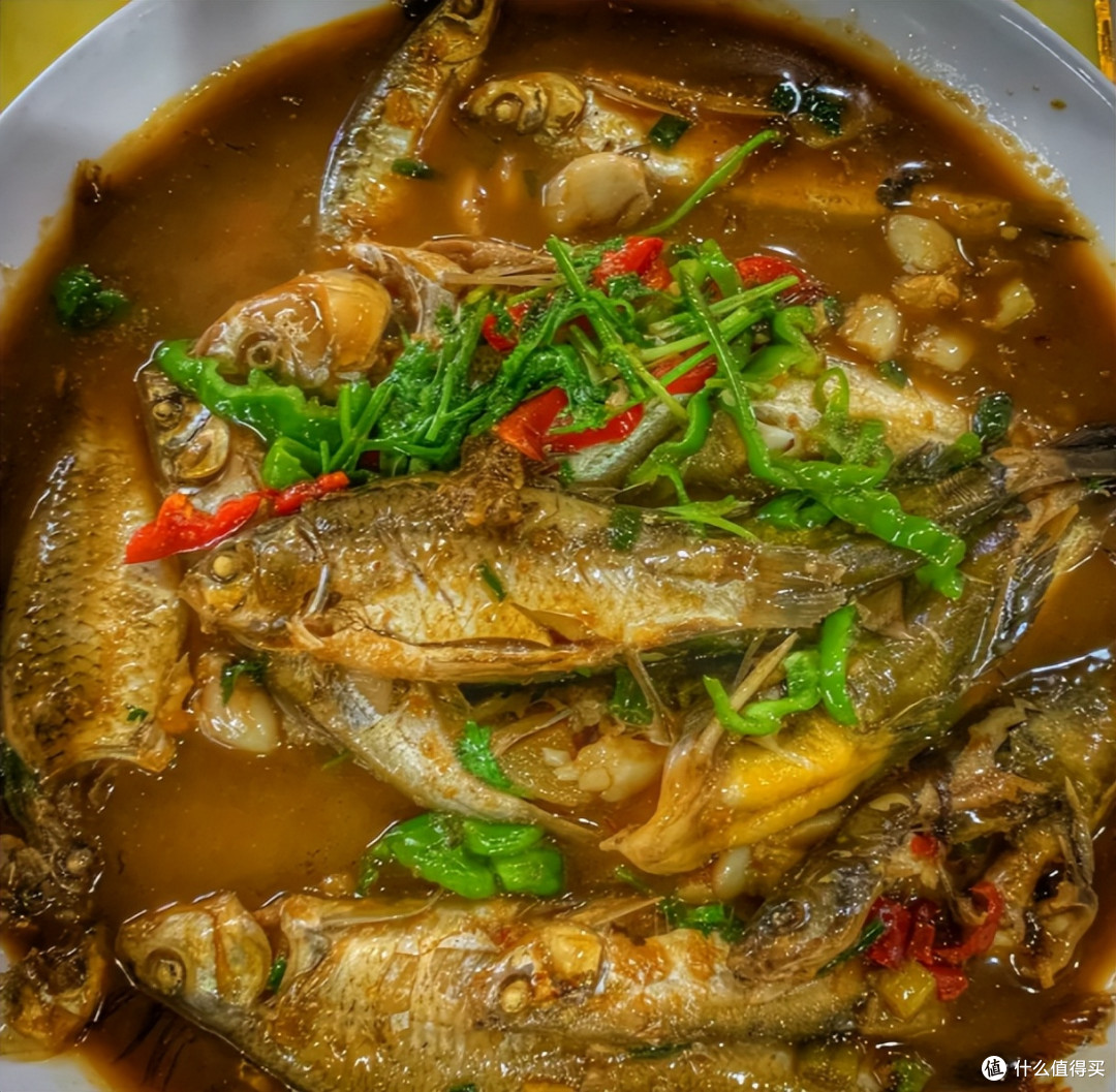 苏北杂鱼锅贴小火焖煮,汤汁浸润面饼解锁地道风味