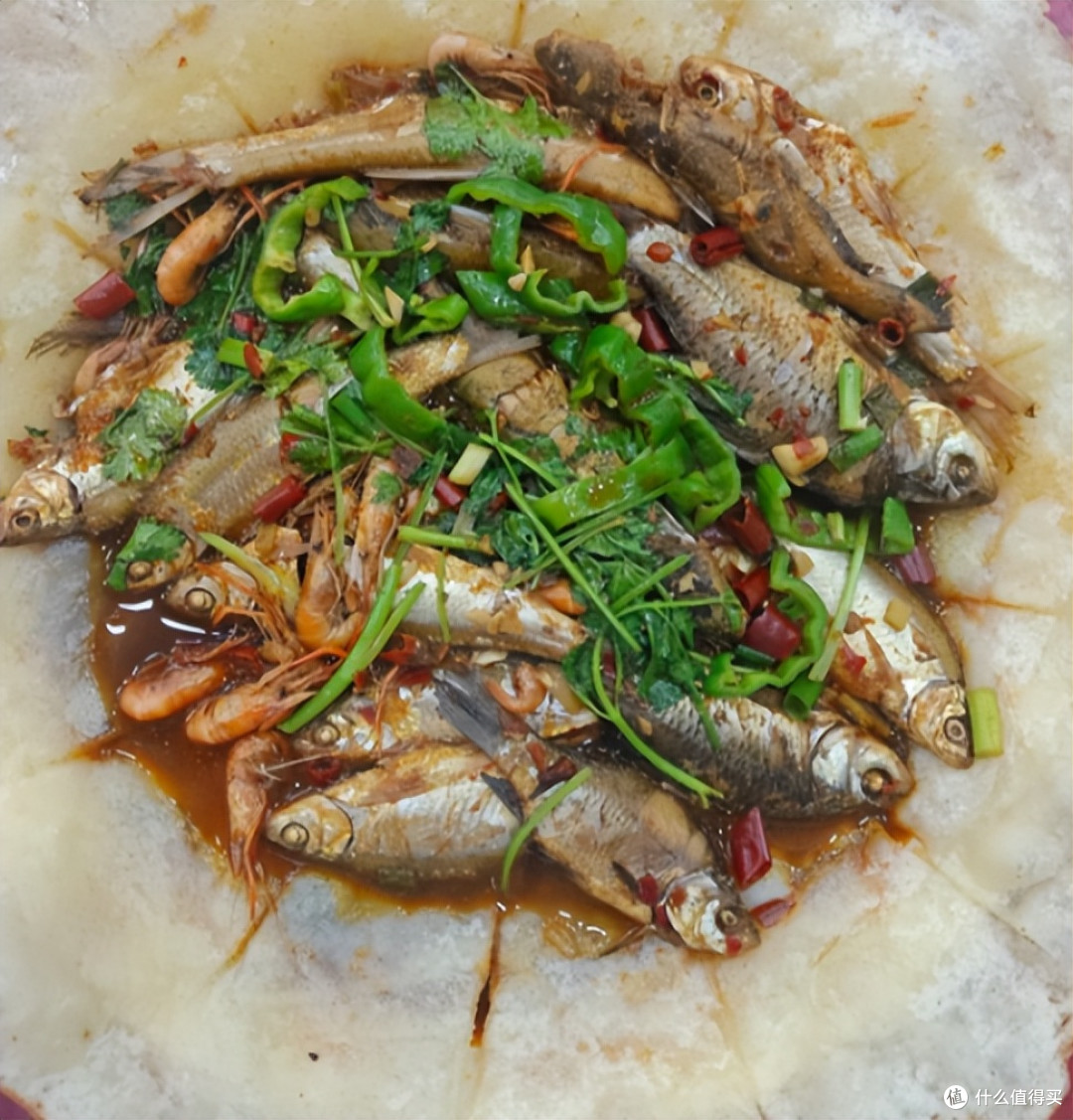 苏北杂鱼锅贴小火焖煮,汤汁浸润面饼解锁地道风味